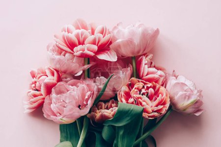Foto de Modernos tulipanes planas sobre fondo rosa. Feliz día de San Valentín y feliz día de las madres ramo. Elegante hermoso fondo de pantalla floral. Tierna bandera de arte flores rojas y rosas - Imagen libre de derechos