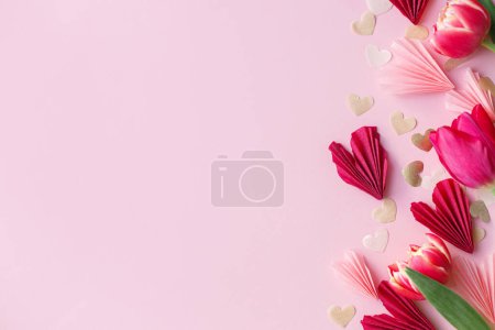 Téléchargez les photos : Coeurs élégants et tulipes sur fond rose à plat. Joyeuse Saint Valentin et joyeuse fête des mères. Bordure Saint-Valentin avec des découpes en papier rose, rouge et or. Modèle de bannière, espace pour le texte - en image libre de droit