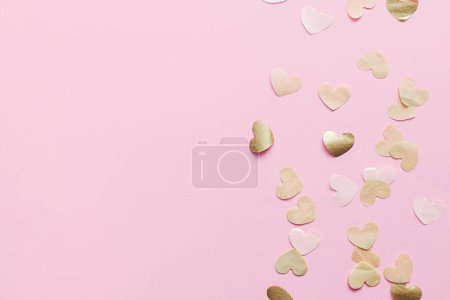 Foto de Corazones con estilo sobre fondo rosa plana laico. Feliz día de San Valentín y feliz día de la madre. Banner de San Valentín, corazones dorados bordean con espacio para el texto. Tarjeta de día de las madres - Imagen libre de derechos