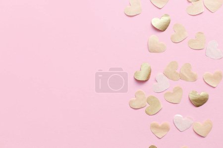 Foto de Valentine estaba acostado. Elegante borde corazones de oro sobre fondo rosa. Feliz día de San Valentín y feliz día de las madres. Tarjeta de felicitación y plantilla de banner, espacio para texto - Imagen libre de derechos