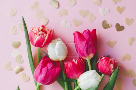 Téléchargez les photos : La Saint-Valentin. Bouquet élégant de tulipes roses et coeurs et coeurs sur fond rose. Joyeuse Saint Valentin et joyeuse fête des mères. Carte de voeux - en image libre de droit
