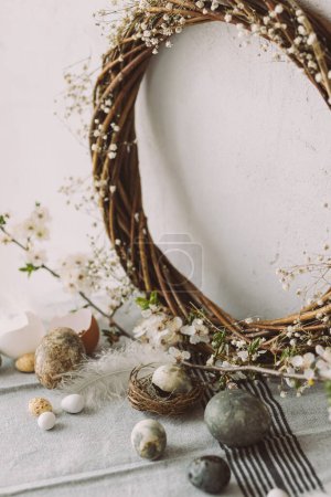 Téléchargez les photos : Des œufs de Pâques élégants, des lapins et des fleurs de cerisier sur une table rustique. Joyeux Pâques ! Oeufs en marbre teint naturel moderne et fleurs de printemps. Nature morte rurale - en image libre de droit