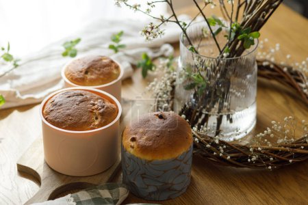 Pain traditionnel de Pâques sur table rustique en bois avec des fleurs. Gâteau de Pâques maison cuit au four frais dans des formes. Pâtes alimentaires traditionnelles orthodoxes