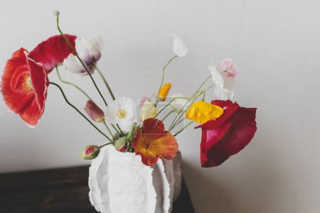 Téléchargez les photos : Fleurs dans un vase moderne rustique nature morte. Beaux coquelicots rouges et jaunes sur banc en bois vieilli. Fleurs sauvages d'été, papier peint floral. Espace pour le texte - en image libre de droit