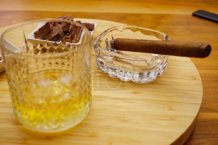 Téléchargez les photos : Cigare whisky chocolat et noix sur table en bois vue rapprochée - en image libre de droit