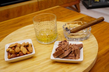 Téléchargez les photos : Cigare whisky chocolat et noix sur table en bois vue rapprochée - en image libre de droit