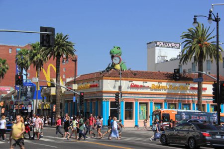 Téléchargez les photos : Los Angeles, Californie - 19 mai 2014 : Hollywood et Highland Intersection avec Ripley's Believe It or Not au coin de la rue et d'autres magasins à Los Angeles, Californie - en image libre de droit
