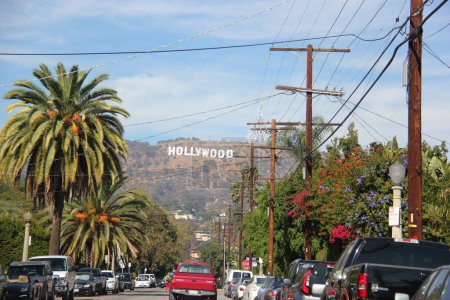Téléchargez les photos : Los Angeles, Californie, États-Unis - 10 novembre 2014 : Le panneau Hollywood, vu de Beachwood Drive, est une icône culturelle américaine située sur le mont Lee dans la région des collines d'Hollywood des montagnes de Santa Monica à Los Angeles, en Californie. - en image libre de droit