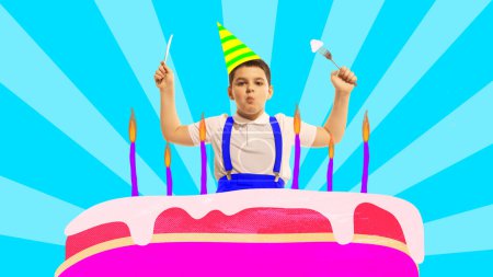 Junge, Kind, stehend mit riesiger Geburtstagstorte mit Kerzen vor blauem Hintergrund. Collage zeitgenössischer Kunst. Konzept der Feier, Kindheit, Inspiration. Plakat, Anzeige. Helles Design