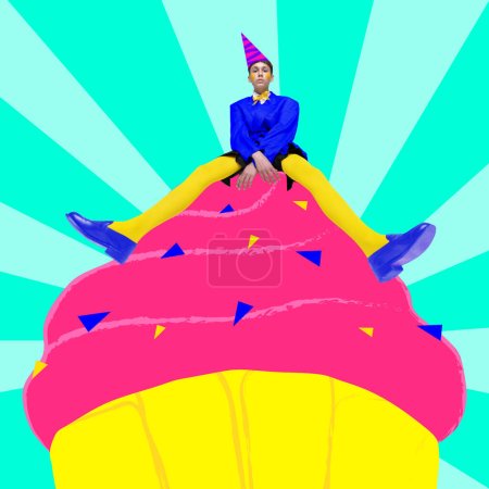 Téléchargez les photos : Élégant adolescent garçon assis sur cupcake géant et célébrer son anniversaire. Collage d'art contemporain. Concept de fête d'anniversaire, plaisir et joie, fête, inspiration. Affiche, annonce. Conception lumineuse - en image libre de droit