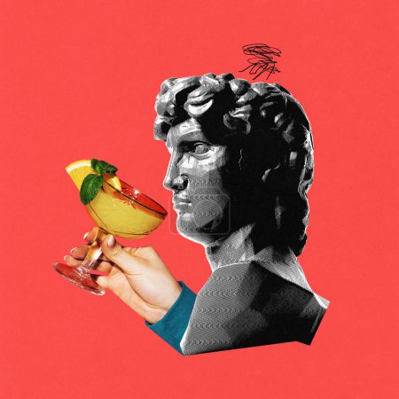 Téléchargez les photos : Collage d'art contemporain. Statue grecque antique en demi-teinte effet boire cocktail exotique aigre-doux, boisson sur fond de couleur corail. Concept de comparaison des époques, humeur de fête. Publicité - en image libre de droit