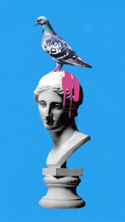 Collage zeitgenössischer Kunst. Eine Taube sitzt auf einer antiken Statue in schwarz-weißem Halbton mit rosa Fleck auf dem Gesicht vor blauem Hintergrund. Epochenvergleiche, sozialer Druck, Diffamierung.