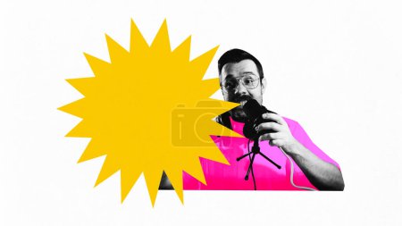 Plakat. Collage zeitgenössischer Kunst. Mann im rosafarbenen Hemd spricht in Mikrofon mit gelbem Platzwunden-Overlay mit Kopierraum, um Text einzufügen. Konzept von Kunst, Information, sozialen Medien, Kultur, Surrealismus.