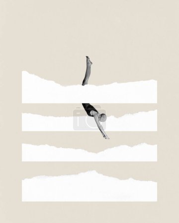 Affiche. Collage d'art contemporain. Jeune femme en filtre monochrome nageant entre des morceaux de papier symbolisant l'eau. Concept de sport, compétition, victoire, championnat, force et puissance. Publicité