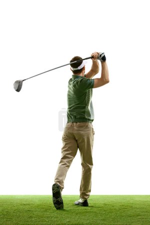 Rückseite Porträt eines Golfers im Retro-Outfit mit Golfschläger bei Aufnahmen vor weißem Studiohintergrund. Männlicher Golfspieler auf dem Golfplatz. Konzept des Sports, Luxusspiele, aktiver Lebensstil, Action. Anzeige
