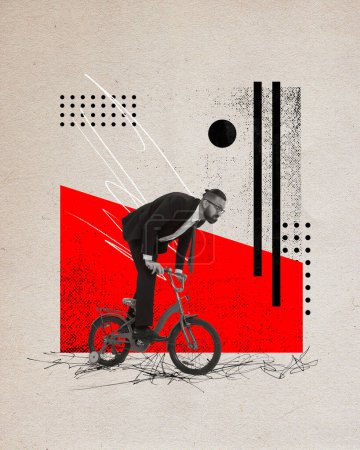 Collage zeitgenössischer Kunst. Mann, Unternehmer im Anzug in Schwarz-Weiß-Filter auf einem Fahrrad vor hellem Hintergrund mit abstraktem Objekt. Konzept der Unternehmensentwicklung, Gründung, Finanzierung, Karriere. Anzeige
