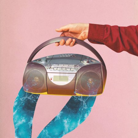 Zeitgenössische Kunst. collage. Hand hält ein Radio, aus dem Wellen auf rosa Hintergrund fließen. Musik und ihre Fähigkeit, Emotionen hervorzurufen. Konzept von Party, Freitagsstimmung, Ruhe, Musik, Hobby, Retro.