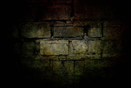 Téléchargez les photos : Fond sombre avec atmosphère mystérieuse et effrayante. Grunge texture murale en pierre noire et verte - en image libre de droit