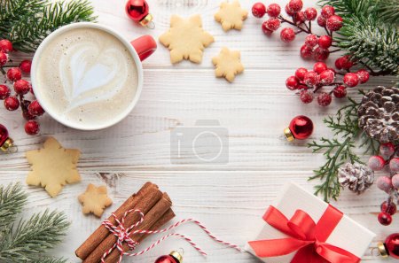 Téléchargez les photos : Tasse de café latte et décoration de Noël sur un fond en bois blanc. Noël et le concept de célébration du Nouvel An. Vue du dessus avec espace de copie, plan plat. - en image libre de droit