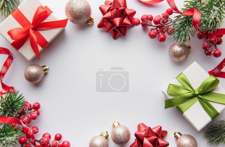 Téléchargez les photos : Fond de Noël avec sapin et décor sur fond blanc. Vue supérieure avec espace de copie - en image libre de droit