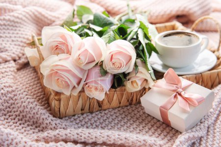 Foto de Bandeja con ramo de hermosas rosas rosadas y caja de regalo en la cama. Concepto de San Valentín. - Imagen libre de derechos