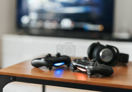 Videospielkonsolen. Blick von oben auf ein Spielgerät auf dem Tischhintergrund. Joystick oder Gamepad auf einem Tisch.
