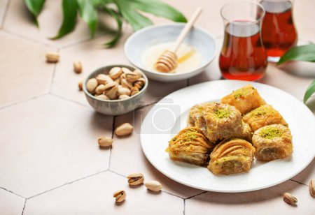 Téléchargez les photos : Assortiment de dessert turc de baklava sur une table - en image libre de droit