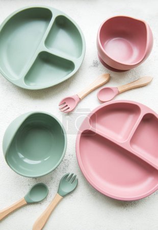 Téléchargez les photos : Collection de assiettes et bols réutilisables en plastique coloré pour aliments pour bébés - en image libre de droit
