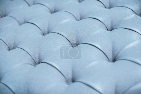 Foto de Muebles tapizados grises azules de textura de tela acolchada de cemento. Diseño de interiores, cabeceros hechos de tapicería de tela de muebles. Fondo de patrón a cuadros clásico para muebles, pared, cabecera - Imagen libre de derechos