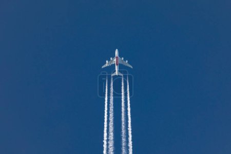 Téléchargez les photos : Budapest 24.03.2023 : Airbus A380-861 d'Emirates Airlines voyageant à haute altitude de Londres à Dubaï - en image libre de droit