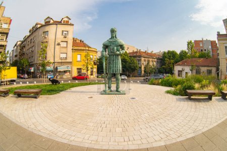 Téléchargez les photos : Belgrade, Serbie - 07 août 2022 : Gundulicev Venac avec la statue du despote Stefan Lazarevic dans un petit parc - en image libre de droit