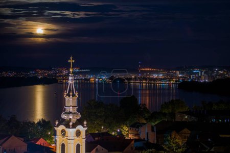 Téléchargez les photos : Vue nocturne de la colline Gardos dans la vieille ville de Zemun, un village historique sur les rives du Danube dans la ville de Belgrade - en image libre de droit