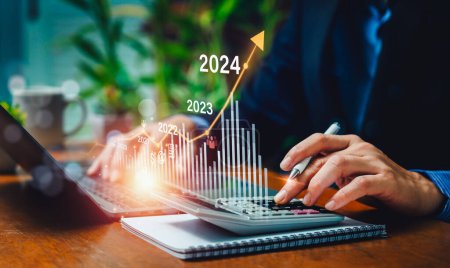 Foto de Crecimiento del negocio financiero 2024, análisis de rentabilidad de empresas con gráficos digitales de realidad aumentada, cálculo de datos financieros para inversiones a largo plazo - Imagen libre de derechos