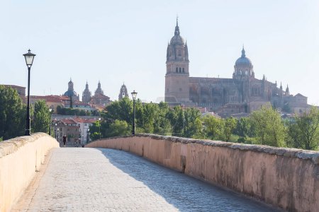 Foto de Puente romano sobre el río Tormes y al fondo la catedral de Salamanca (España)). - Imagen libre de derechos