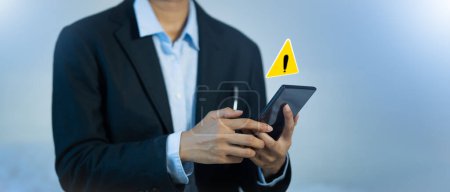 Geschäftsleute, die online arbeiten, haben Warnungen, um sich vor Cyber-Angriffen zu schützen und Hacking-Ereignisse, die Telefonabstürze verursachen, rechtzeitig zu verfolgen..