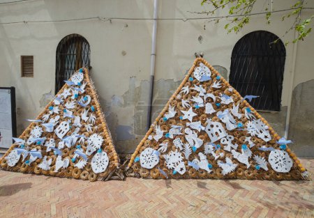 Téléchargez les photos : Traditional Easter decoration from reed and bread dough is installed on city streets each year in San Biagio Platani, Italy - en image libre de droit