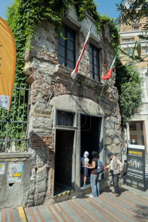 Foto de Tourists visiting the Columbus' House, Genova, Italy, Europe - Imagen libre de derechos