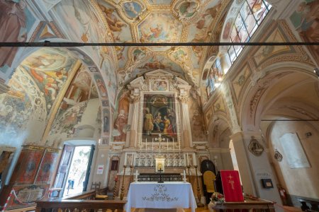 Téléchargez les photos : Vue intérieure de Santa Caterina del Sasso, un monastère catholique situé sur la rive orientale du lac Majeur, Leggiuno, Italie. - en image libre de droit