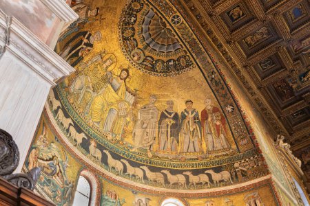 Téléchargez les photos : La basilique fut probablement le premier lieu officiel de culte chrétien à Rome. Selon la légende, il a été construit par le pape Callistus - en image libre de droit
