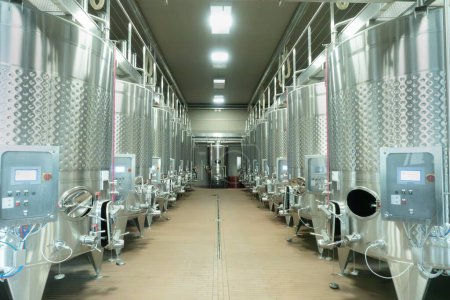 Foto de Dentro de una bodega moderna con tanques de vino de temperatura controlada - Imagen libre de derechos