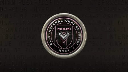 Téléchargez les photos : 3d rendu d'un badge avec le logotype de l'Inter Miami Soccer Club sur fond noir - American Soccer Team. - en image libre de droit