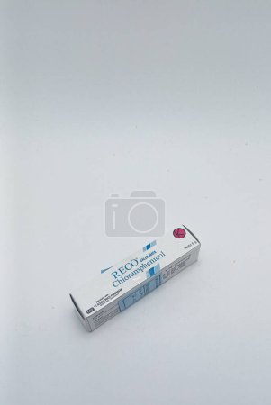 Téléchargez les photos : Jakarta, Indonesia - December 6, 2022: Isolated objects: Doctor's prescription for stye or eye ointment Reco Chloramphenicol , on white background, Jakarta, Indonesia - en image libre de droit