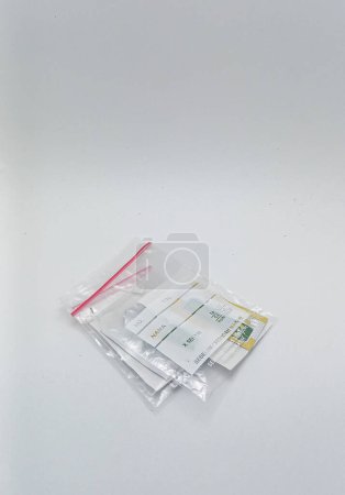 Téléchargez les photos : Jakarta, Indonesia - December 6, 2022: Isolated objects: Doctor's prescription for stye or eye ointment Reco Chloramphenicol , on white background, Jakarta, Indonesia - en image libre de droit