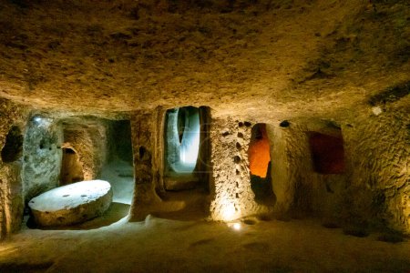 Foto de La ciudad subterránea de Kaymakli es un notable complejo subterráneo ubicado en la región de Capadocia en Turquía. Es una de las ciudades subterráneas más grandes y mejor conservadas de la región, con múltiples niveles de túneles y habitaciones talladas en - Imagen libre de derechos