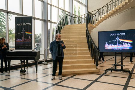 Foto de TORONTO, ONTARIO, CANADÁ - 15 DE JUNIO DE 2023: Michael Cohl, promotor de conciertos de Pink Floyd, habla en Pink Floyd - Their Mortal Remains Exhibit - Imagen libre de derechos