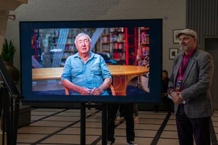Foto de TORONTO, ONTARIO, CANADAS - 15 DE JUNIO DE 2023: Nick Mason habla por mensaje de video en Pink Floyd - Su prueba de restos mortales - Imagen libre de derechos