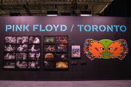 Foto de TORONTO, ONTARIO, CANADAS - 15 DE JUNIO DE 2023: Señalización en Pink Floyd - Su prueba Mortal sigue siendo - Imagen libre de derechos