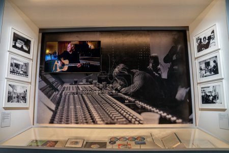 Foto de TORONTO, ONTARIO, CANADAS - 15 DE JUNIO DE 2023: Artefactos expuestos en Pink Floyd - Su Mortal permanece como prueba. - Imagen libre de derechos