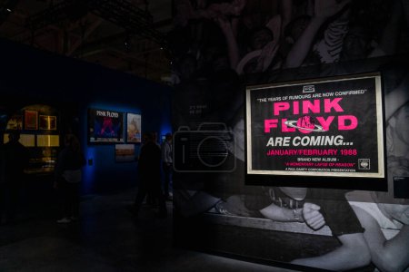 Foto de TORONTO, ONTARIO, CANADAS - 15 DE JUNIO DE 2023: La gente asiste a la exhibición Pink Floyd - Their Mortal Remains. - Imagen libre de derechos