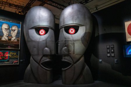 Foto de TORONTO, ONTARIO, CANADAS - 15 DE JUNIO DE 2023: Artefactos del álbum Division Bell en exhibición en Pink Floyd - Their Mortal Remains Exhibit. - Imagen libre de derechos